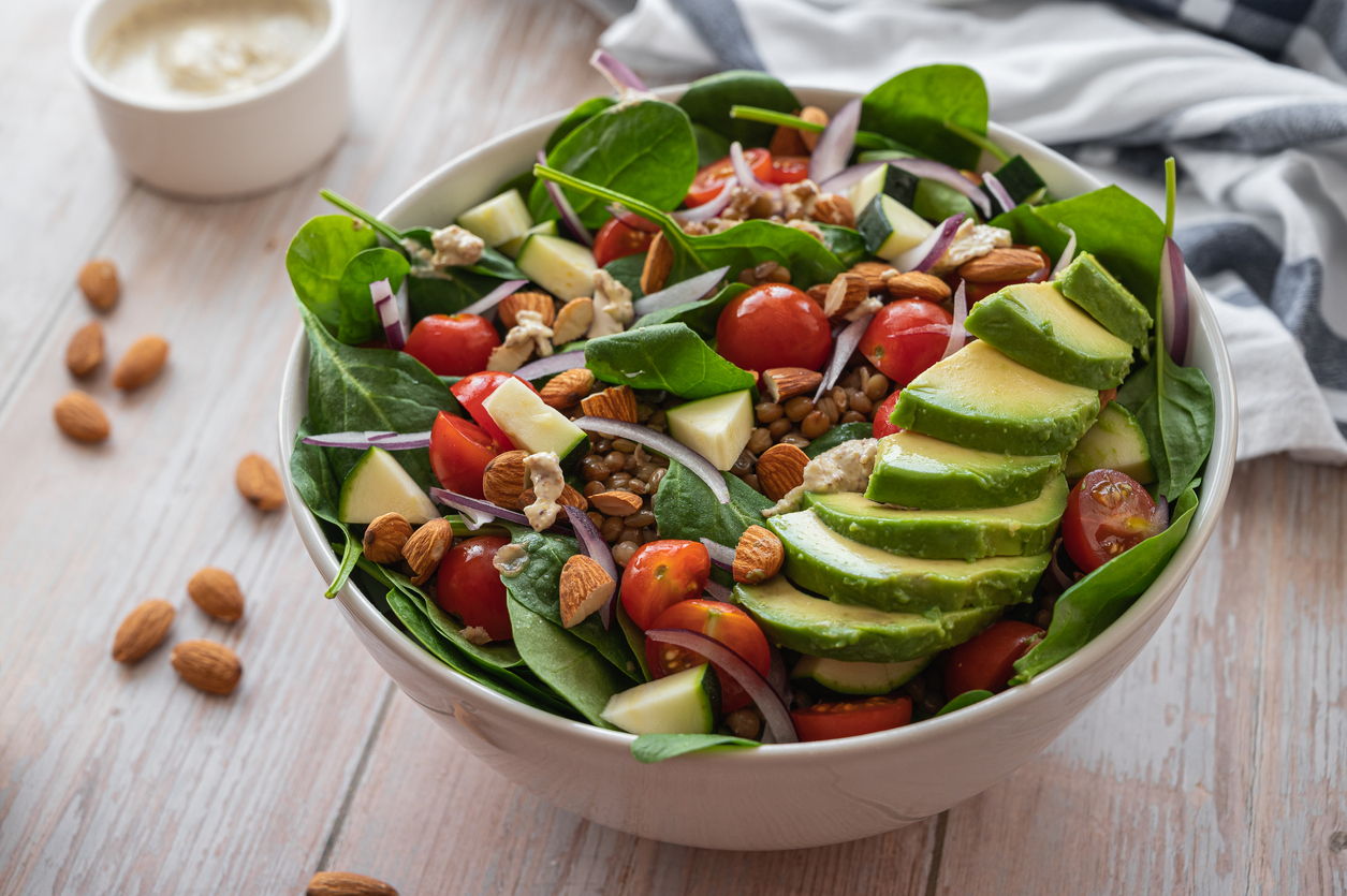 Ensalada de chorizo con aguacate