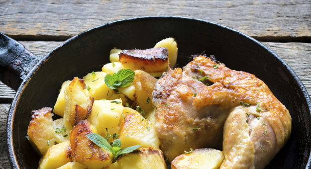 Receta de muslo de pollo asado con guarnicin de manzana salteada y salsa de miel