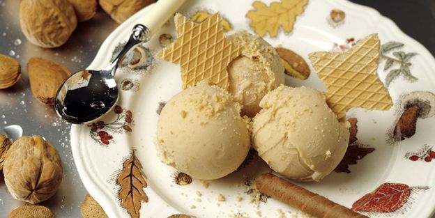 Helado de turrn con sopa de frambuesas