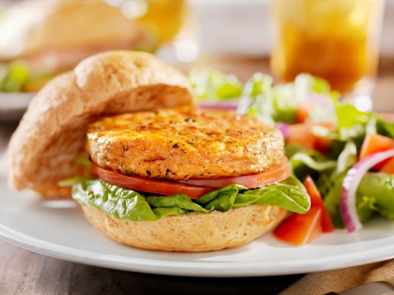 Hamburguesas de verduras con salsa de tomate