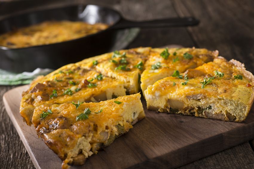 Tortilla de patatas, calabacn y chorizo con pimientos