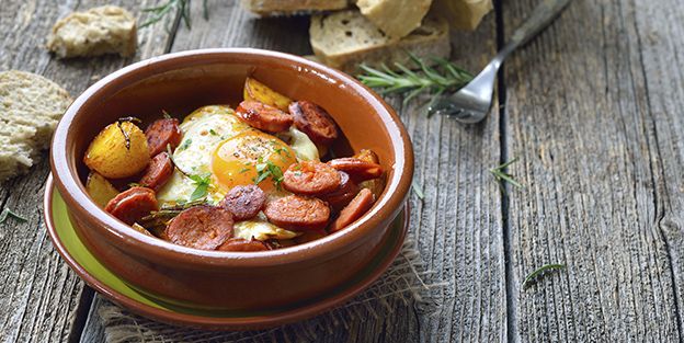 Huevos escalfados con guisantes y chorizo