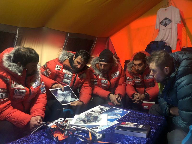 Alex Txikon y su equipo parten hacia el Campo Base