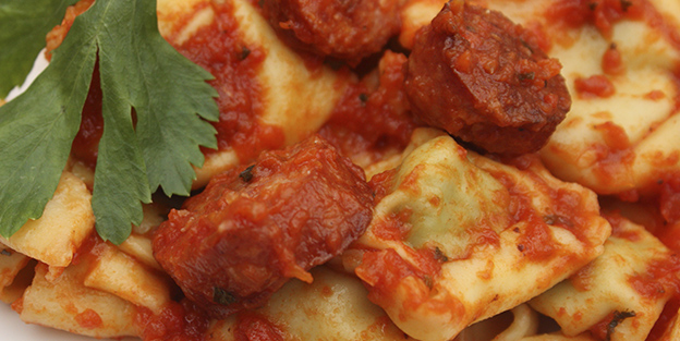 Pasta rellena de chorizo con tomate casero