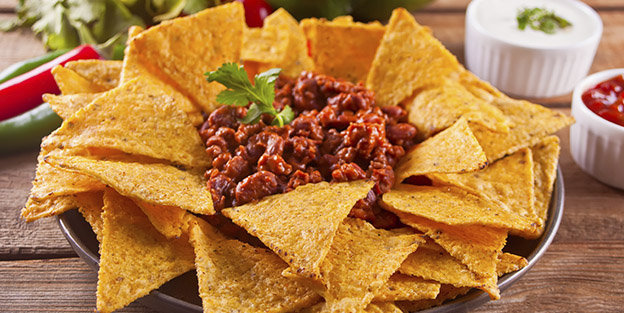 Nachos con chorizo y queso