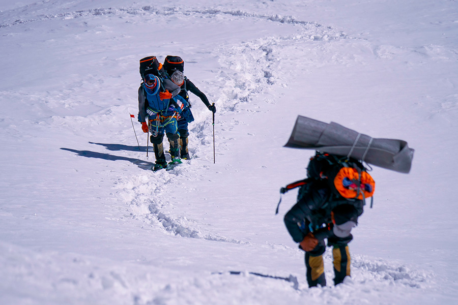 Alex Txikon y su equipo vuelven a ponerse en marcha