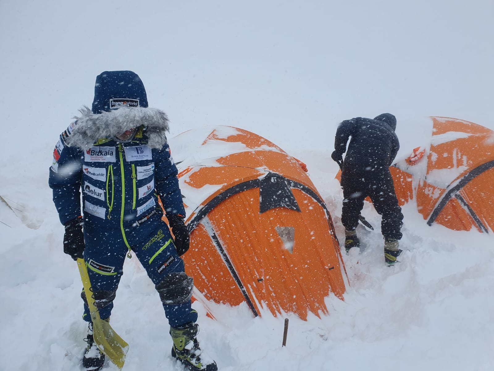 La nieve frena a Alex Txikon