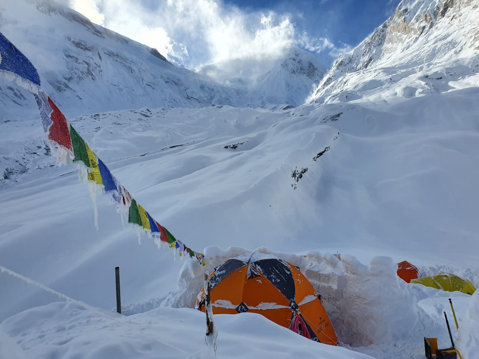 La nieve obliga a Alex Txikon