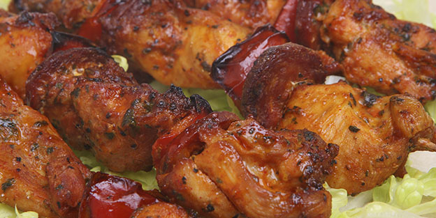 Brochetas de pollo y chorizo