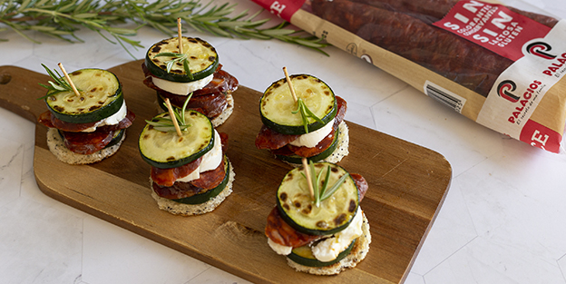 Montaditos de calabacn con chorizo y queso de cabra