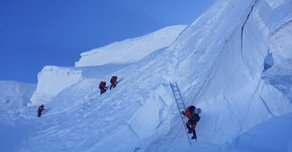La expedición de Alex Txikon, apoyada por Palacios, hace cumbre en el Manaslu en invierno y sin oxígeno artificial