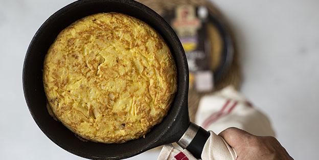 Cómo dar la vuelta a la tortilla de patata con éxito?